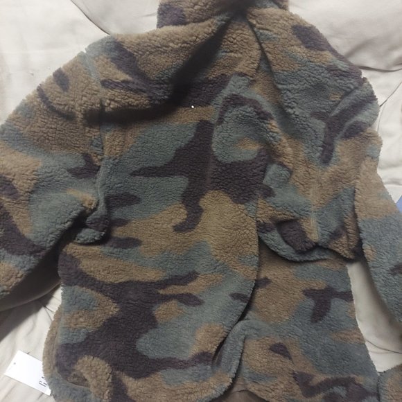 Brand New Men's Camo Fleece Pullover - Picture 3 of 3
